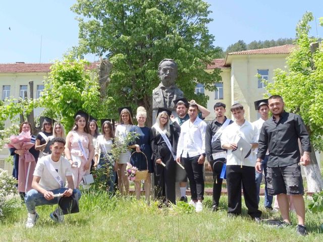 С много емоции, усмивки и вълнуващи спомени ПГТО „Добри Желязков“ изпрати своя Випуск 2026 [18.05.2026]