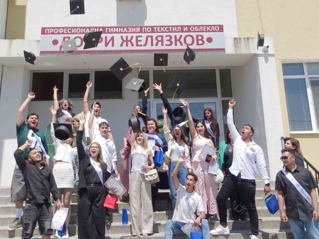 С много емоции, усмивки и вълнуващи спомени ПГТО „Добри Желязков“ изпрати своя Випуск 2026 [18.05.2026]