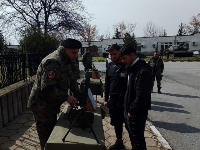 Ден на отворените врати: Ученици от ПГТО „Добри Желязков“ посетиха Военно формирование 22 220
