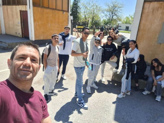 Ученици от ПГТО „Добри Желязков“ отбелязаха Празника на армията с посещение във военно формирование 22220