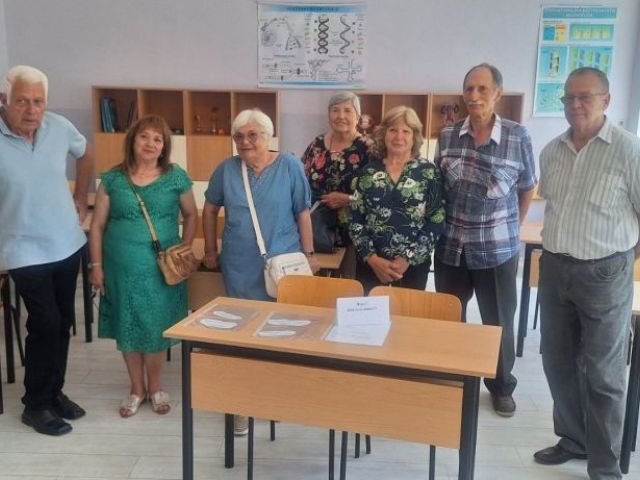 Емоционална среща след 55 години: Випуск 1971 се завърна в любимото училище