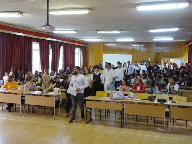 Учениците от 12а и 12б клас за последен път прекрачиха прага на училището