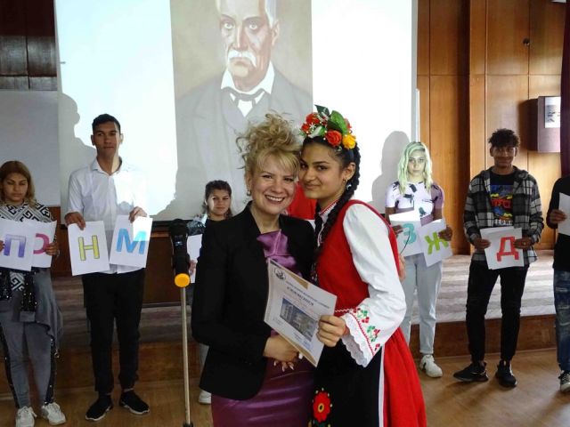 Тържествено изпращане на дванадесетокласниците