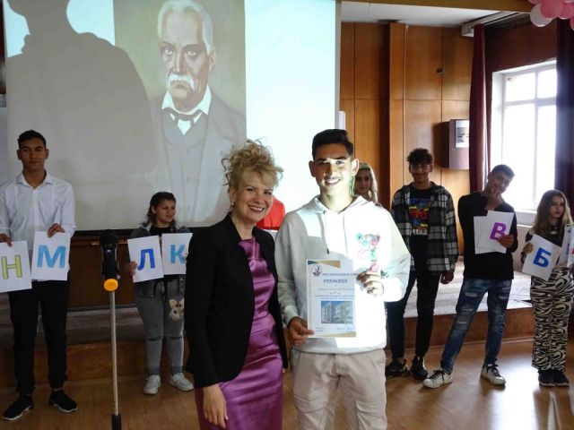 Тържествено изпращане на дванадесетокласниците