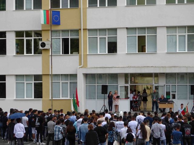 Отплува корабът на лятото и 15 септември отново ни събра в училищния двор