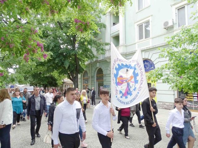 Участие в общоградско шествие по случай 24 май