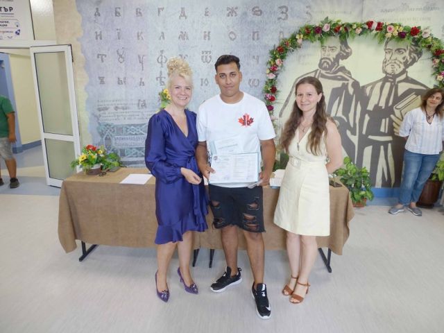 ПГТО „Добри Желязков“ изпрати своите зрелостници с дипломи в ръце и с мечти в сърцата