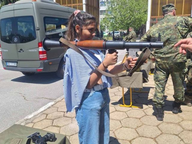 Ученици от ПГТО „Добри Желязков“ отбелязаха Празника на армията с посещение във военно формирование 22220