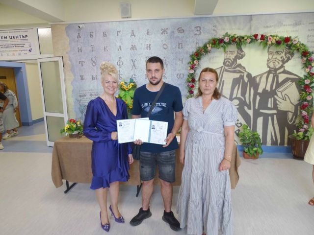 ПГТО „Добри Желязков“ изпрати своите зрелостници с дипломи в ръце и с мечти в сърцата