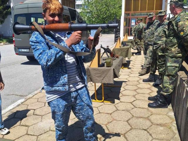 Ученици от ПГТО „Добри Желязков“ отбелязаха Празника на армията с посещение във военно формирование 22220
