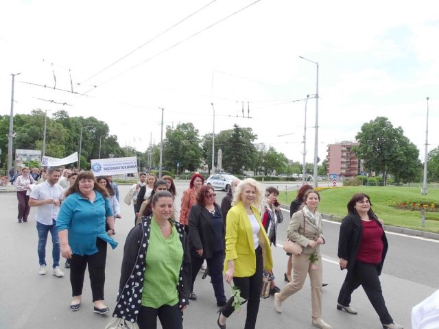 Участие в общоградско шествие по случай 24 май