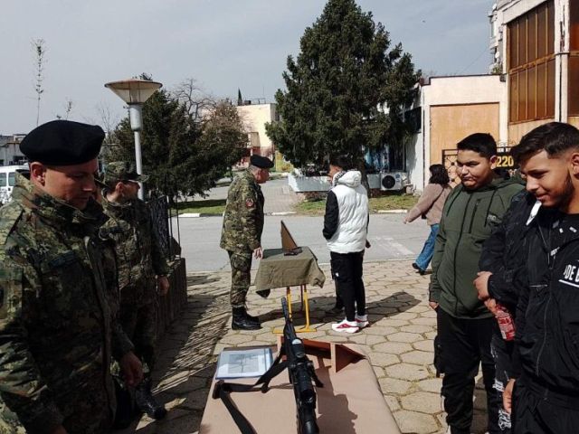 Ден на отворените врати: Ученици от ПГТО „Добри Желязков“ посетиха Военно формирование 22 220
