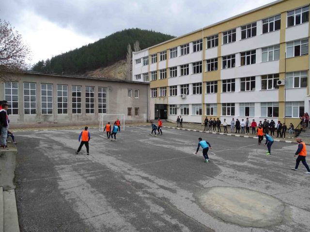 Спортен празник с участието на ученици и учители