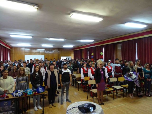 Тържествено изпращане на дванадесетокласниците