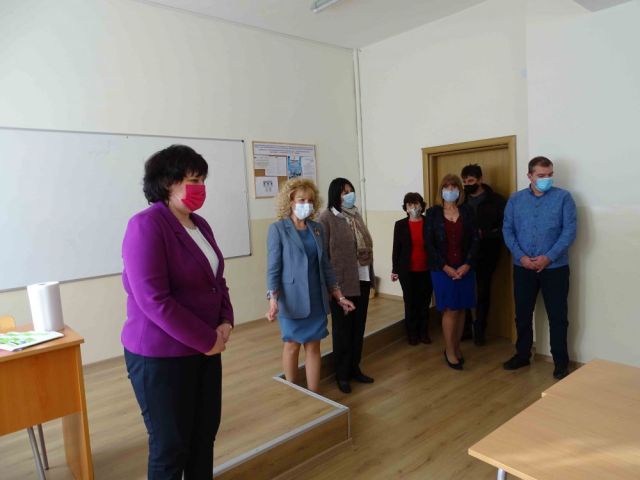 Заместник-министърът г-жа Таня Михайлова откри физична лаборатория в ПГТО „Добри Желязков“ – гр. Сливен