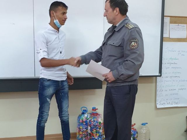 Грамоти за призови места в конкурса за детска рисунка  „С очите си видях бедата” получиха  ученици от ПГТО “Добри Желязков“ от РД “Пожарна безопасност и защита на населението” – Сливен