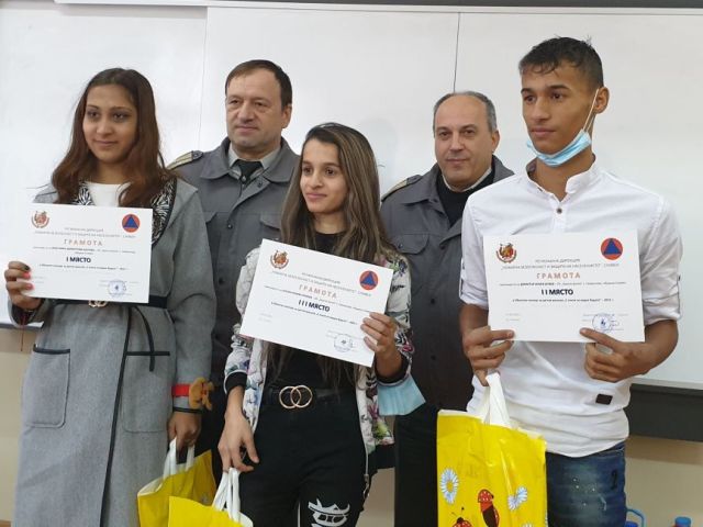 Грамоти за призови места в конкурса за детска рисунка  „С очите си видях бедата” получиха  ученици от ПГТО “Добри Желязков“ от РД “Пожарна безопасност и защита на населението” – Сливен