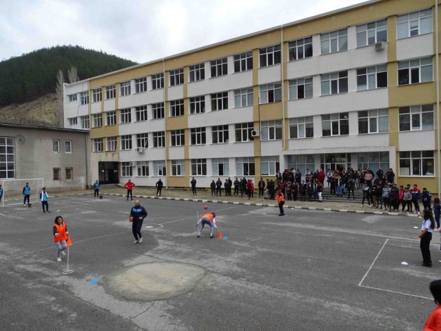 Спортен празник с участието на ученици и учители