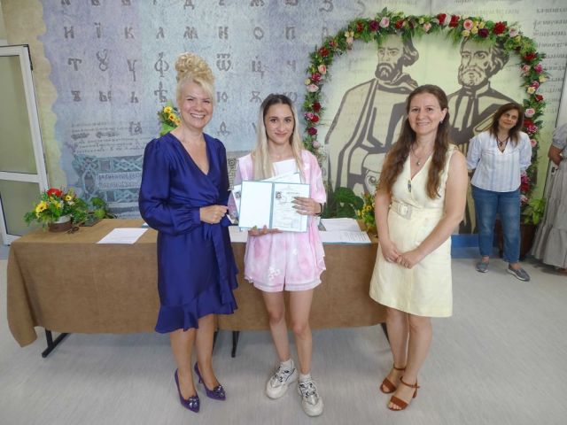 ПГТО „Добри Желязков“ изпрати своите зрелостници с дипломи в ръце и с мечти в сърцата
