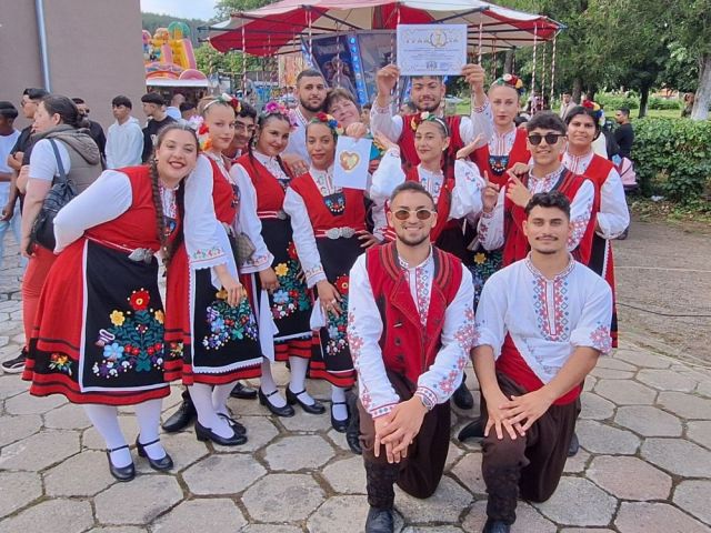 Пореден успех за училищния фолклорен танцов състав