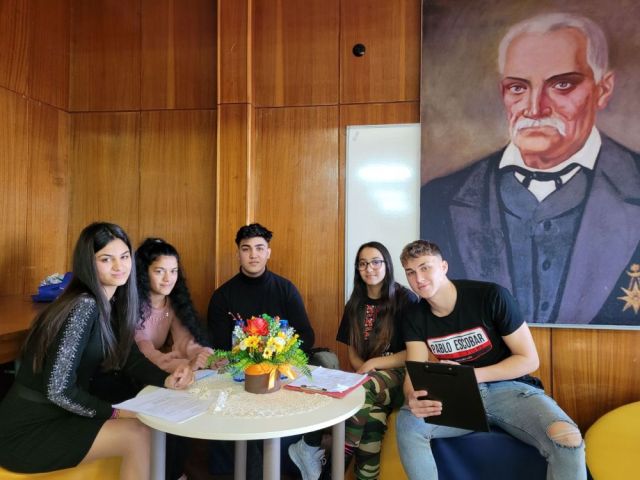 Вълнуваща среща с популярната изпълнителка Роксана се осъществи на 10 февруари в залата на Професионална гимназия по текстил и облекло "Добри Желязков"