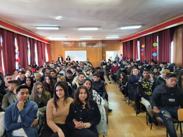 Вълнуваща среща с популярната изпълнителка Роксана се осъществи на 10 февруари в залата на Професионална гимназия по текстил и облекло "Добри Желязков"