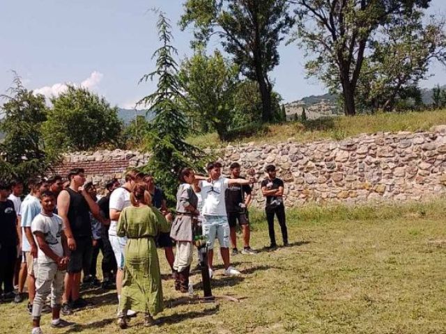 „Един ден в средновековния град“ – учениците от Х клас проведоха урок по история и цивилизации в Късноантичната и средновековна крепост „Туида“