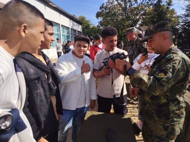 Ученици от ПГТО „Добри Желязков“ посетиха Военно формирование 22 220 по случай празника на 13-о Бригадно командване
