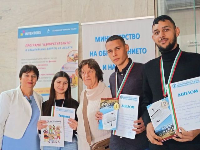 Национално признание за ученици от ПГТО „Добри Желязков“ в конкурса „Приложното изкуство в народните обичаи от Коледа до Васильовден“