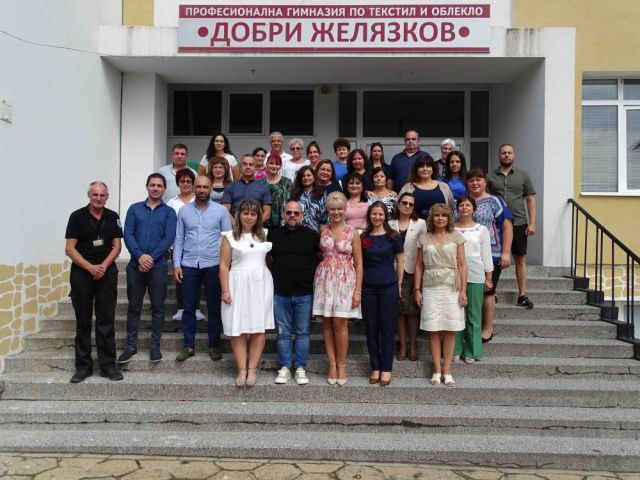 Отплува корабът на лятото и 15 септември отново ни събра в училищния двор