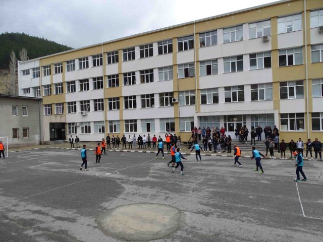 Спортен празник с участието на ученици и учители