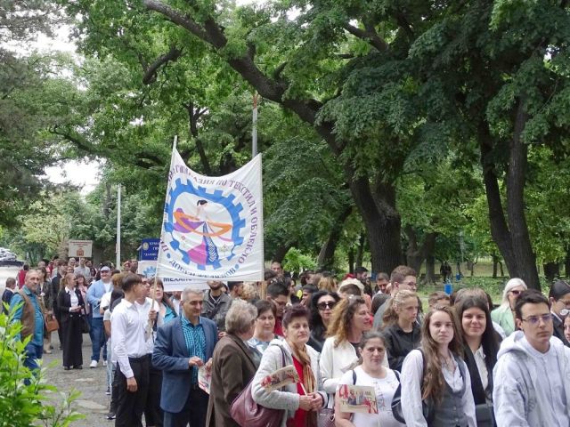 Участие в общоградско шествие по случай 24 май